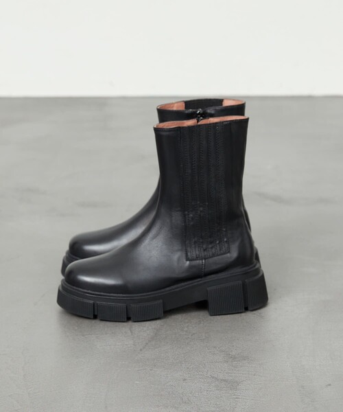 Firsthand（ファーストハンド）の「Firsthand/ファーストハンド ATELIER BRUGGE / アトリエブルージュ サイドゴアショートブーツ（ブーツ・レディース・ブラック・M/L/S）」の4枚目の写真