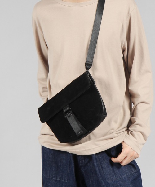 niko and...(ニコアンド)の「フェイクスウェードメッセンジャーバッグ(メッセンジャーバッグ・メンズ・ブラック/ブラウン・0)」の2枚目の写真