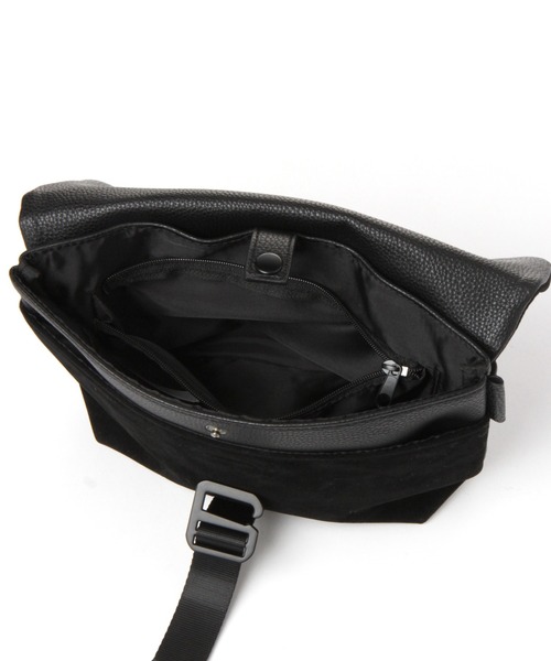 niko and...(ニコアンド)の「フェイクスウェードメッセンジャーバッグ(メッセンジャーバッグ・メンズ・ブラック/ブラウン・0)」の11枚目の写真