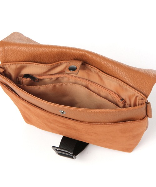 niko and...(ニコアンド)の「フェイクスウェードメッセンジャーバッグ(メッセンジャーバッグ・メンズ・ブラック/ブラウン・0)」の12枚目の写真