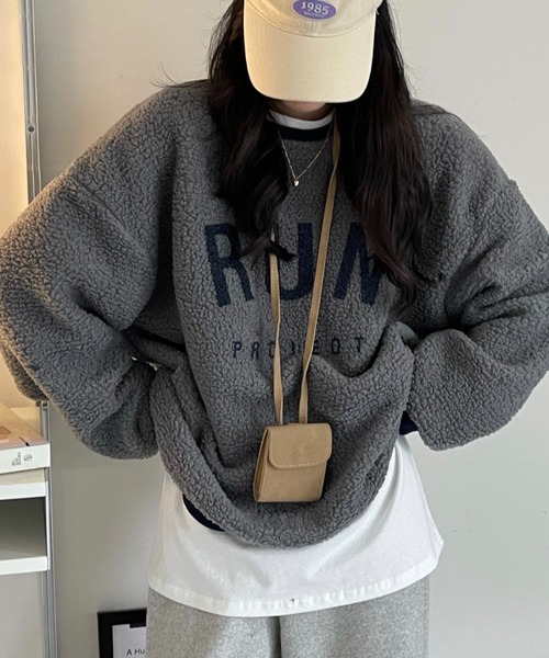 emi+（エミプラス）の「レディース オーバーサイズボアロゴトレーナー（ニット/セーター・レディース・ベージュ/ブラウン/グレー/モカ/カーキ・FREE）」の2枚目の写真