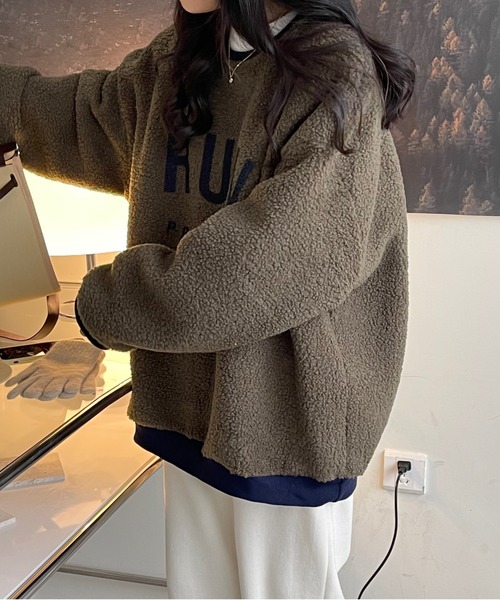 emi+（エミプラス）の「レディース オーバーサイズボアロゴトレーナー（ニット/セーター・レディース・ベージュ/ブラウン/グレー/モカ/カーキ・FREE）」の5枚目の写真