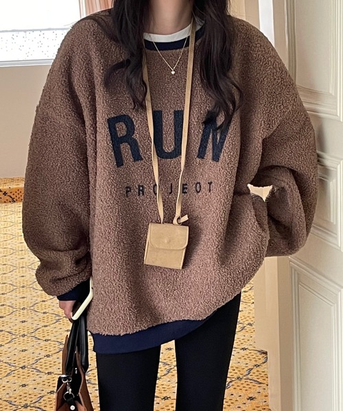 emi+（エミプラス）の「レディース オーバーサイズボアロゴトレーナー（ニット/セーター・レディース・ベージュ/ブラウン/グレー/モカ/カーキ・FREE）」の3枚目の写真