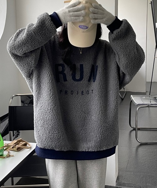 emi+（エミプラス）の「レディース オーバーサイズボアロゴトレーナー（ニット/セーター・レディース・ベージュ/ブラウン/グレー/モカ/カーキ・FREE）」の12枚目の写真