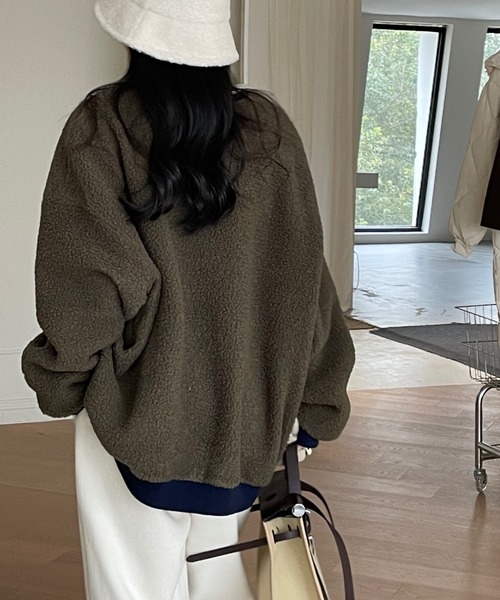 emi+（エミプラス）の「レディース オーバーサイズボアロゴトレーナー（ニット/セーター・レディース・ベージュ/ブラウン/グレー/モカ/カーキ・FREE）」の14枚目の写真