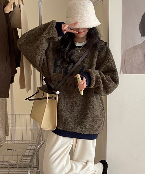 emi+（エミプラス）の「レディース オーバーサイズボアロゴトレーナー（ニット/セーター・レディース・ベージュ/ブラウン/グレー/モカ/カーキ・FREE）」の15枚目の写真