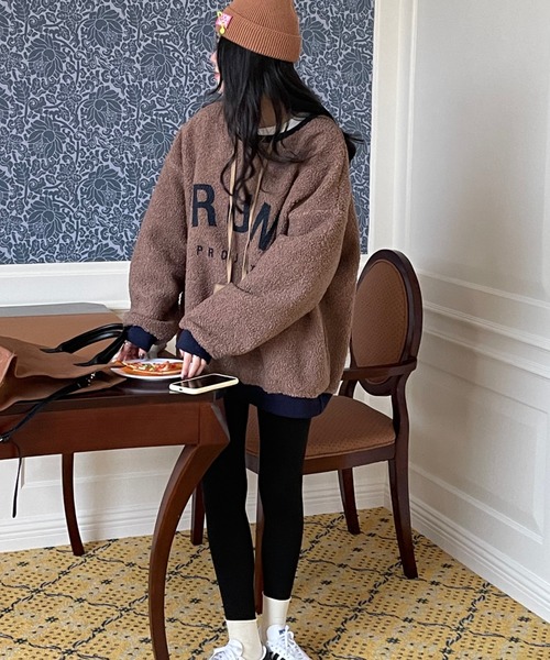 emi+（エミプラス）の「レディース オーバーサイズボアロゴトレーナー（ニット/セーター・レディース・ベージュ/ブラウン/グレー/モカ/カーキ・FREE）」の17枚目の写真