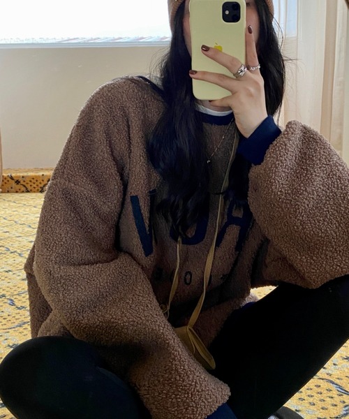 emi+（エミプラス）の「レディース オーバーサイズボアロゴトレーナー（ニット/セーター・レディース・ベージュ/ブラウン/グレー/モカ/カーキ・FREE）」の18枚目の写真