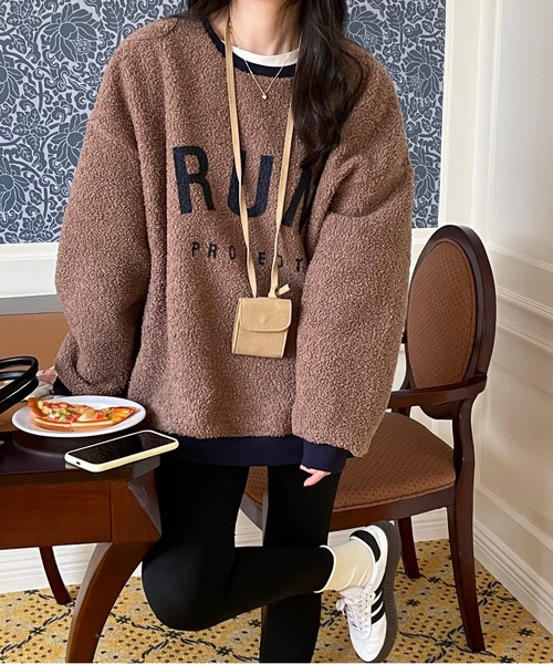 emi+（エミプラス）の「レディース オーバーサイズボアロゴトレーナー（ニット/セーター・レディース・ベージュ/ブラウン/グレー/モカ/カーキ・FREE）」の19枚目の写真