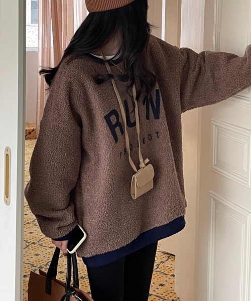 emi+（エミプラス）の「レディース オーバーサイズボアロゴトレーナー（ニット/セーター・レディース・ベージュ/ブラウン/グレー/モカ/カーキ・FREE）」の8枚目の写真