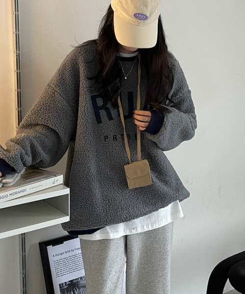 emi+（エミプラス）の「レディース オーバーサイズボアロゴトレーナー（ニット/セーター・レディース・ベージュ/ブラウン/グレー/モカ/カーキ・FREE）」の9枚目の写真