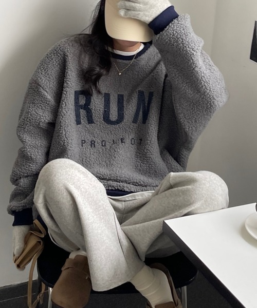 emi+（エミプラス）の「レディース オーバーサイズボアロゴトレーナー（ニット/セーター・レディース・ベージュ/ブラウン/グレー/モカ/カーキ・FREE）」の10枚目の写真