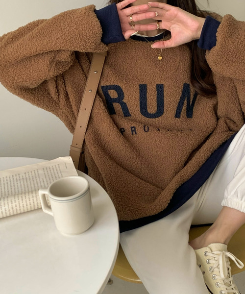 emi+（エミプラス）の「レディース オーバーサイズボアロゴトレーナー（ニット/セーター・レディース・ベージュ/ブラウン/グレー/モカ/カーキ・FREE）」の20枚目の写真