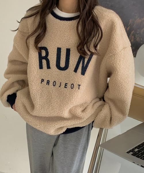 emi+（エミプラス）の「レディース オーバーサイズボアロゴトレーナー（ニット/セーター・レディース・ベージュ/ブラウン/グレー/モカ/カーキ・FREE）」の22枚目の写真