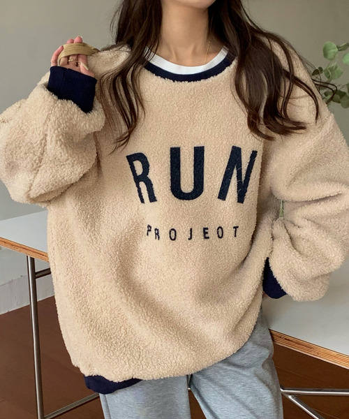 emi+（エミプラス）の「レディース オーバーサイズボアロゴトレーナー（ニット/セーター・レディース・ベージュ/ブラウン/グレー/モカ/カーキ・FREE）」の6枚目の写真