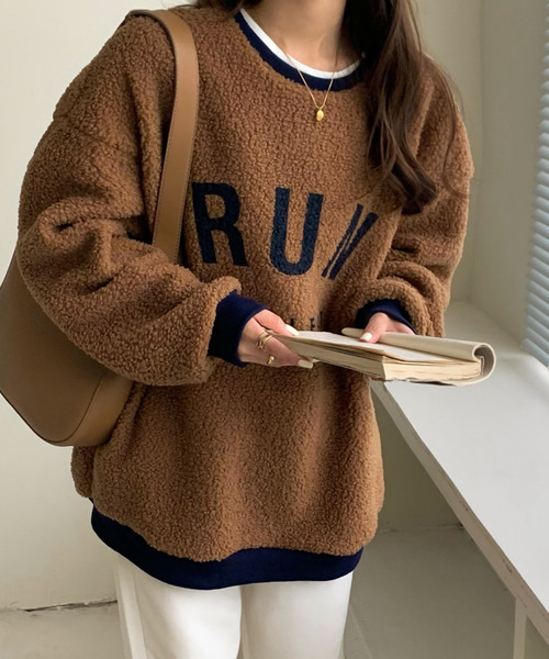 emi+（エミプラス）の「レディース オーバーサイズボアロゴトレーナー（ニット/セーター・レディース・ベージュ/ブラウン/グレー/モカ/カーキ・FREE）」の7枚目の写真