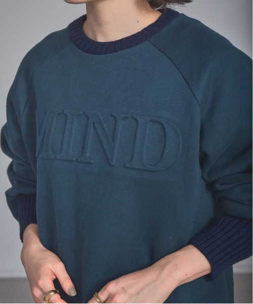 NOMINE(ノミネ)の「エンボス加工ロゴ裏起毛リブニットスウェット(スウェット・レディース・オフホワイト/パープル/チャコールグレー/グリーン・フリー)」の4枚目の写真