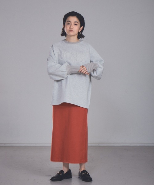 NOMINE(ノミネ)の「エンボス加工ロゴ裏起毛リブニットスウェット(スウェット・レディース・オフホワイト/パープル/チャコールグレー/グリーン・フリー)」の5枚目の写真