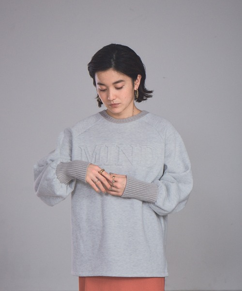 NOMINE(ノミネ)の「エンボス加工ロゴ裏起毛リブニットスウェット(スウェット・レディース・オフホワイト/パープル/チャコールグレー/グリーン・フリー)」の6枚目の写真