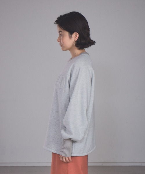 NOMINE(ノミネ)の「エンボス加工ロゴ裏起毛リブニットスウェット(スウェット・レディース・オフホワイト/パープル/チャコールグレー/グリーン・フリー)」の7枚目の写真