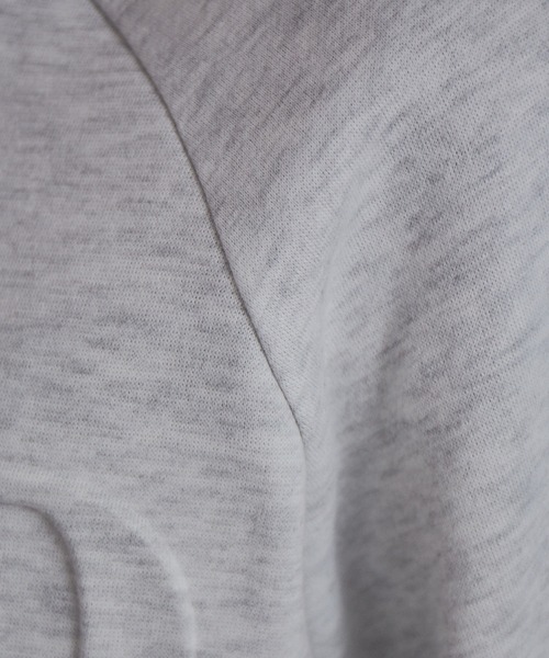 NOMINE(ノミネ)の「エンボス加工ロゴ裏起毛リブニットスウェット(スウェット・レディース・オフホワイト/パープル/チャコールグレー/グリーン・フリー)」の14枚目の写真