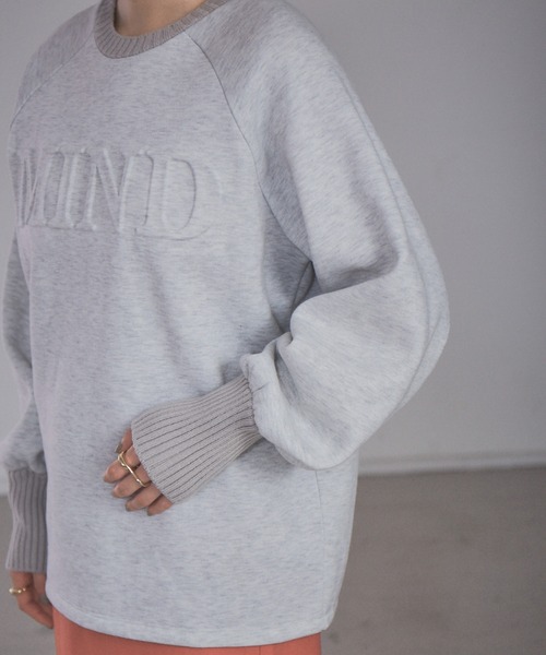 NOMINE(ノミネ)の「エンボス加工ロゴ裏起毛リブニットスウェット(スウェット・レディース・オフホワイト/パープル/チャコールグレー/グリーン・フリー)」の11枚目の写真
