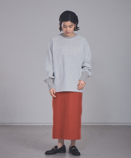 NOMINE(ノミネ)の「エンボス加工ロゴ裏起毛リブニットスウェット(スウェット・レディース・オフホワイト/パープル/チャコールグレー/グリーン・フリー)」の13枚目の写真