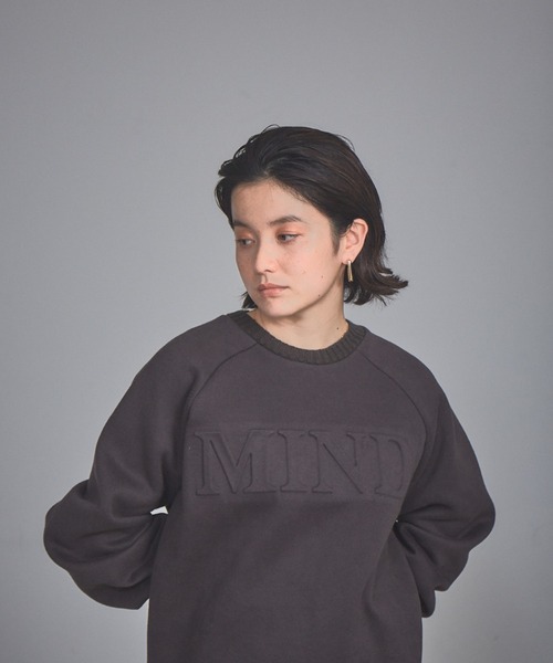 NOMINE(ノミネ)の「エンボス加工ロゴ裏起毛リブニットスウェット(スウェット・レディース・オフホワイト/パープル/チャコールグレー/グリーン・フリー)」の19枚目の写真