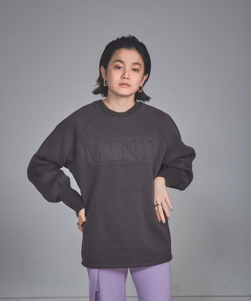 NOMINE(ノミネ)の「エンボス加工ロゴ裏起毛リブニットスウェット(スウェット・レディース・オフホワイト/パープル/チャコールグレー/グリーン・フリー)」の20枚目の写真