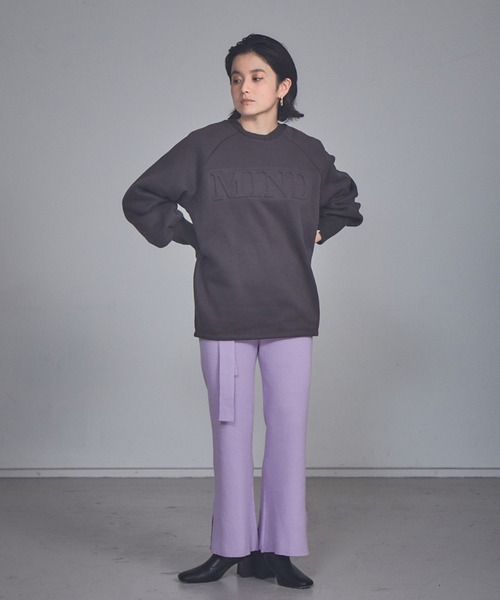 NOMINE(ノミネ)の「エンボス加工ロゴ裏起毛リブニットスウェット(スウェット・レディース・オフホワイト/パープル/チャコールグレー/グリーン・フリー)」の22枚目の写真