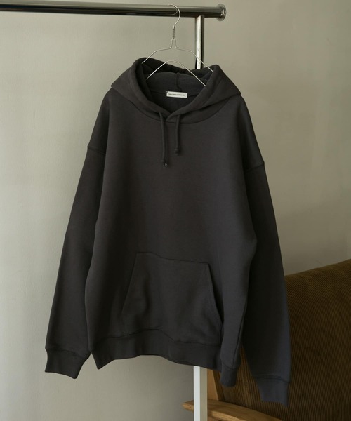 URBAN RESEARCH DOORS（アーバンリサーチドアーズ）の「裏起毛プルオーバーフーディー（パーカー・メンズ・チャコールグレー/レッド/ベージュ系その他・40/38/42）」の2枚目の写真