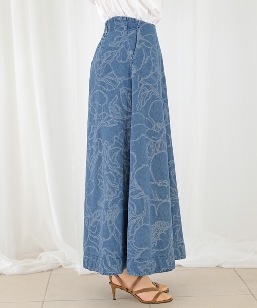 STRAWBERRY-FIELDS（ストロベリーフィールズ）の「フルフローラデニム　スカート（デニムスカート・レディース・ネイビー/ブルー・1/2）」の7枚目の写真