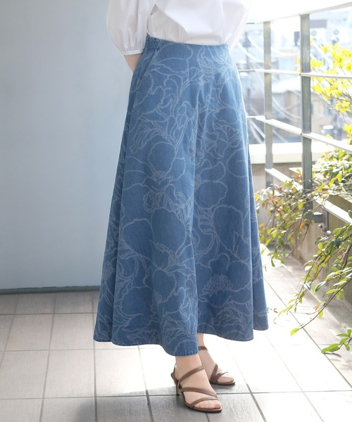 STRAWBERRY-FIELDS（ストロベリーフィールズ）の「フルフローラデニム　スカート（デニムスカート・レディース・ネイビー/ブルー・1/2）」の3枚目の写真