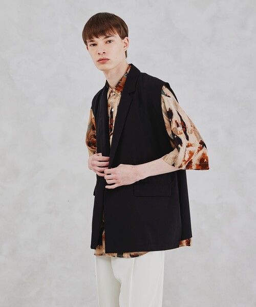 tk.TAKEO KIKUCHI（ティーケータケオキクチ）の「◆ダブルベルトノースリーブジャケット（ユニセックスアイテム）（ベスト・メンズ・ナチュラル/ネイビー/ブラック・66/03/02）」の2枚目の写真