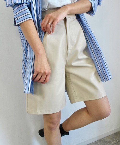 MLI'A(エムリア)の「フェイクレザーショート/パンツ(その他パンツ・レディース・アイボリー/ブラック/ブラウン・FREE)」の2枚目の写真