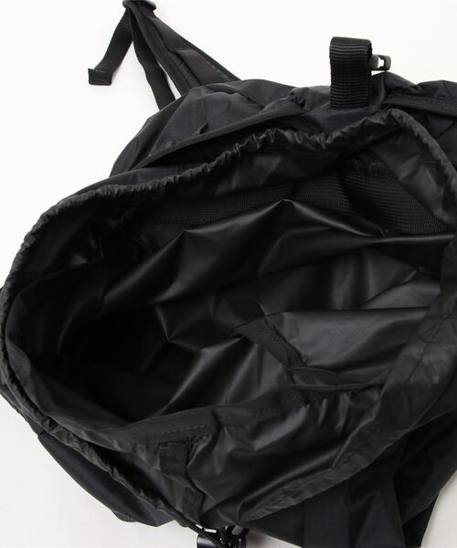 Epperson Mountaineering（エパーソンマウンテニアリング）の「EPPERSON MOUNTAINEERING | パッカブルバックパック（バックパック/リュック・レディース・ブラック/イエロー・ONE SIZE）」の3枚目の写真