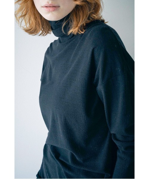 And A（アンドエー）の「unfil アンフィル / superfine merino crape-jersey  turtle スーパーファインメリノ クレープジャージー タートルネックニットソー / WWFL-UW126（ニット/セーター・レディース・ライトグレー/ブラック/オフホワイト・1）」の2枚目の写真