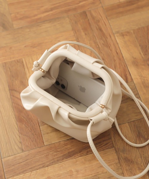 SENSE OF PLACE by URBAN RESEARCH（センスオブプレイスバイアーバンリサーチ）の「ボリュームタックショルダーバッグ（ショルダーバッグ・レディース・オレンジ/ブルー/アイボリー/ブラック/グリーン・ONE）」の16枚目の写真