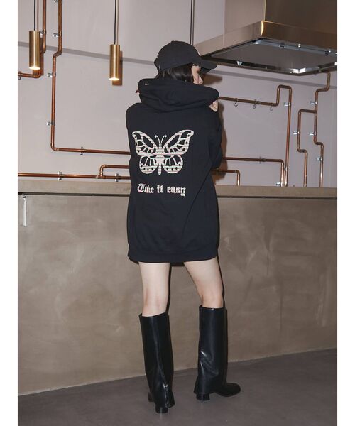 jouetie（ジュエティ）の「NEW ERAバタフライフーディー【コラボ】（パーカー・レディース・ブラック・MEDIUM）」の21枚目の写真