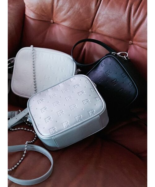 EVRIS（エヴリス）の「ボールチェーンエンボスミニショルダーBAG（ショルダーバッグ・レディース・ブラック/シルバー/ホワイト・FREE）」の4枚目の写真