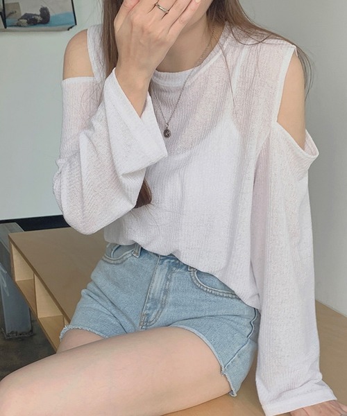 LAFFMO(ラフモ)の「ショルダースリットシアーリブトップス(Tシャツ/カットソー・レディース・グレー/ブラック/ホワイト/ブルー・FREE)」の2枚目の写真