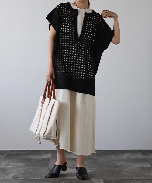 ap retro(アプレトロ)の「ディープVネック 透かしニット ベスト(ベスト・レディース・ブラック/グレー/アイボリー/ネイビー・FREE)」の10枚目の写真