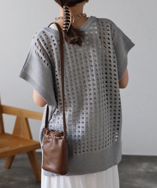 ap retro(アプレトロ)の「ディープVネック 透かしニット ベスト(ベスト・レディース・ブラック/グレー/アイボリー/ネイビー・FREE)」の11枚目の写真