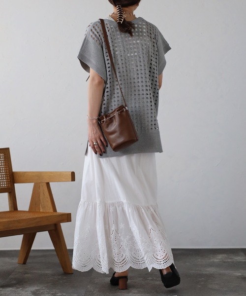 ap retro(アプレトロ)の「ディープVネック 透かしニット ベスト(ベスト・レディース・ブラック/グレー/アイボリー/ネイビー・FREE)」の21枚目の写真