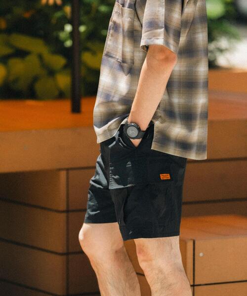 ITEMS URBANRESEARCH(アイテムズ アーバンリサーチ)の「カラーナイロン カーゴショートパンツ(カーゴパンツ・メンズ・パープル/ブルー/ブラック・LARGE/MEDIUM)」の11枚目の写真