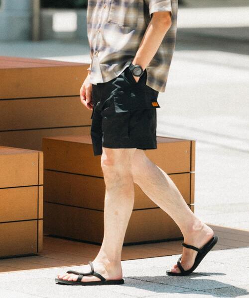 ITEMS URBANRESEARCH(アイテムズ アーバンリサーチ)の「カラーナイロン カーゴショートパンツ(カーゴパンツ・メンズ・パープル/ブルー/ブラック・LARGE/MEDIUM)」の13枚目の写真