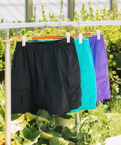 ITEMS URBANRESEARCH(アイテムズ アーバンリサーチ)の「カラーナイロン カーゴショートパンツ(カーゴパンツ・メンズ・パープル/ブルー/ブラック・LARGE/MEDIUM)」の16枚目の写真