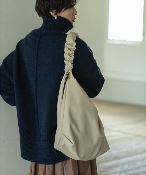 OPAQUE.CLIP（オペークドットクリップ）の「◆【2WAY／A4サイズ対応】フェイクレザードロストフリルハンドルショルダー（ショルダーバッグ・レディース・シルバー/ブラック/アイボリー・00）」の4枚目の写真