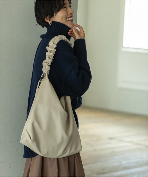 OPAQUE.CLIP（オペークドットクリップ）の「◆【2WAY／A4サイズ対応】フェイクレザードロストフリルハンドルショルダー（ショルダーバッグ・レディース・シルバー/ブラック/アイボリー・00）」の5枚目の写真