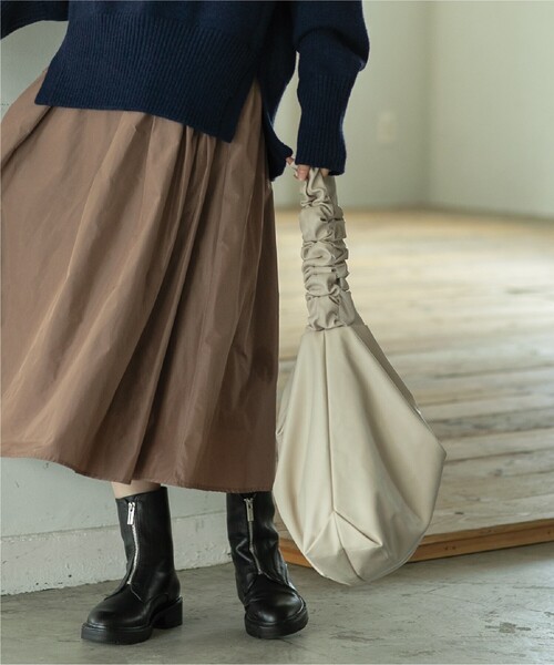 OPAQUE.CLIP（オペークドットクリップ）の「◆【2WAY／A4サイズ対応】フェイクレザードロストフリルハンドルショルダー（ショルダーバッグ・レディース・シルバー/ブラック/アイボリー・00）」の6枚目の写真